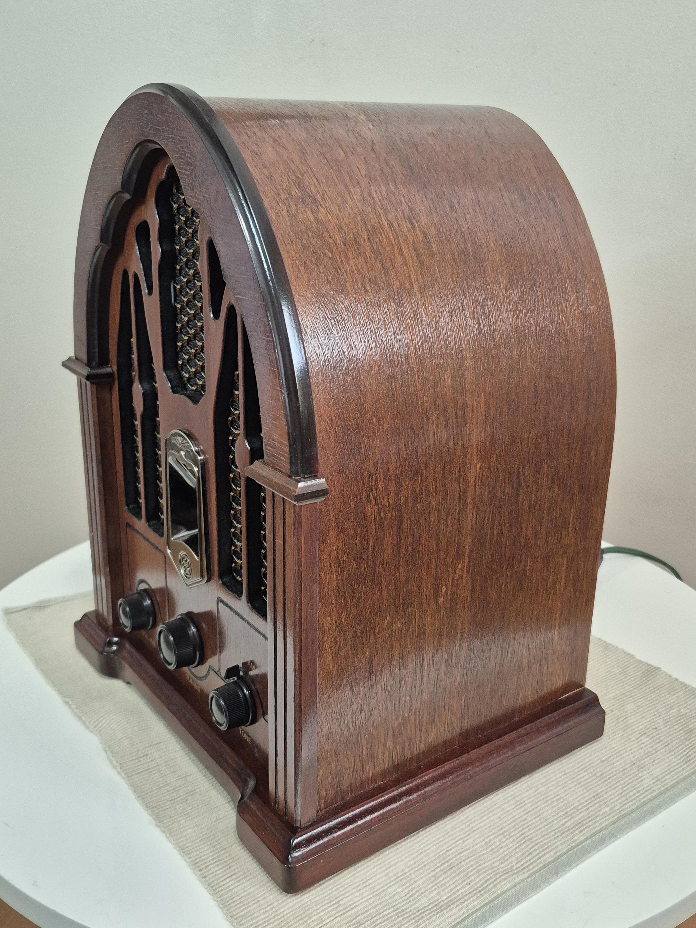 Vintage GE General Electric Model 7-4100JA Retro Cathedral AM FM