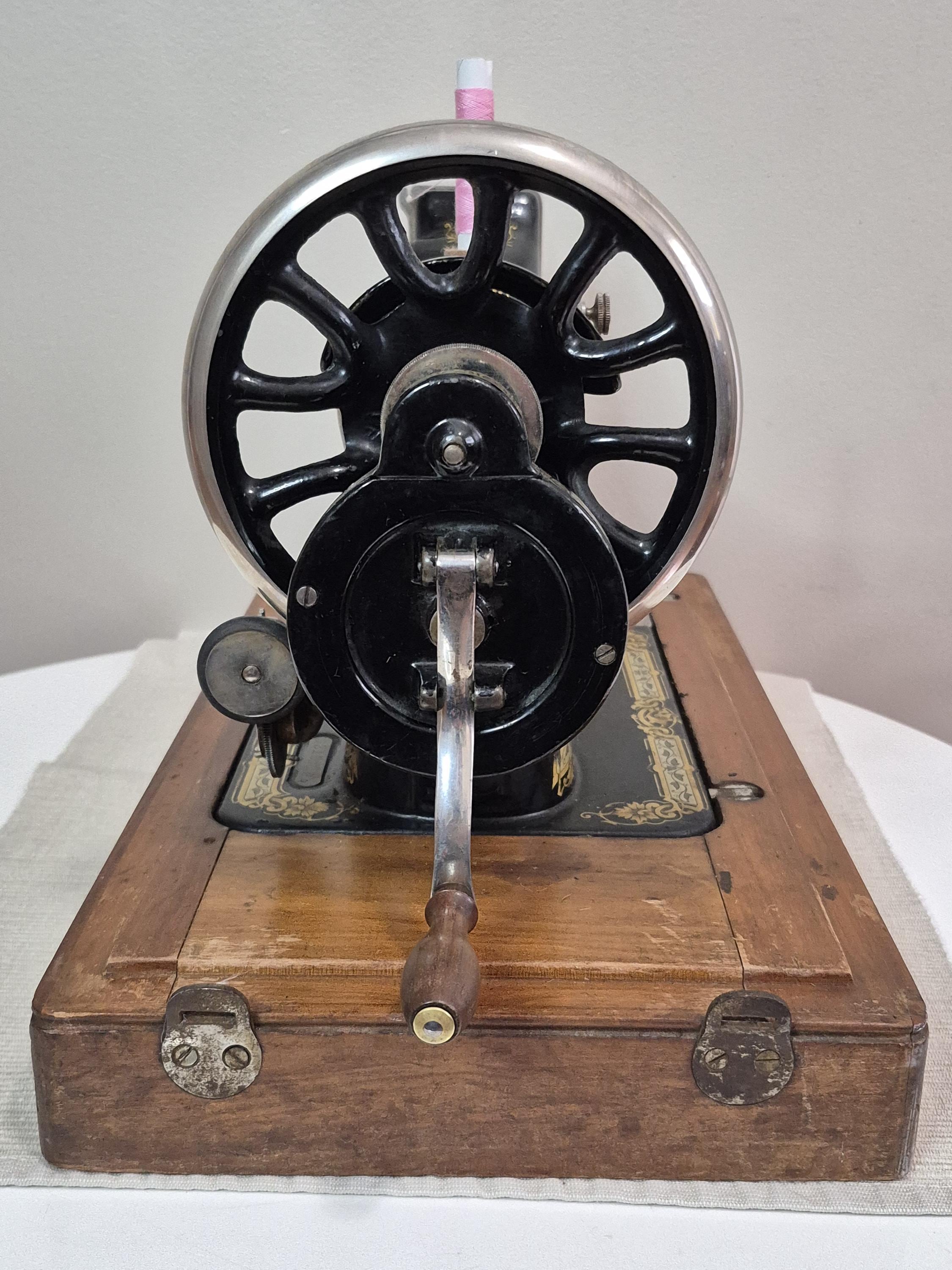 Vintage Singer Model 28 Hand Crank Sewing Machine Vintage 1912