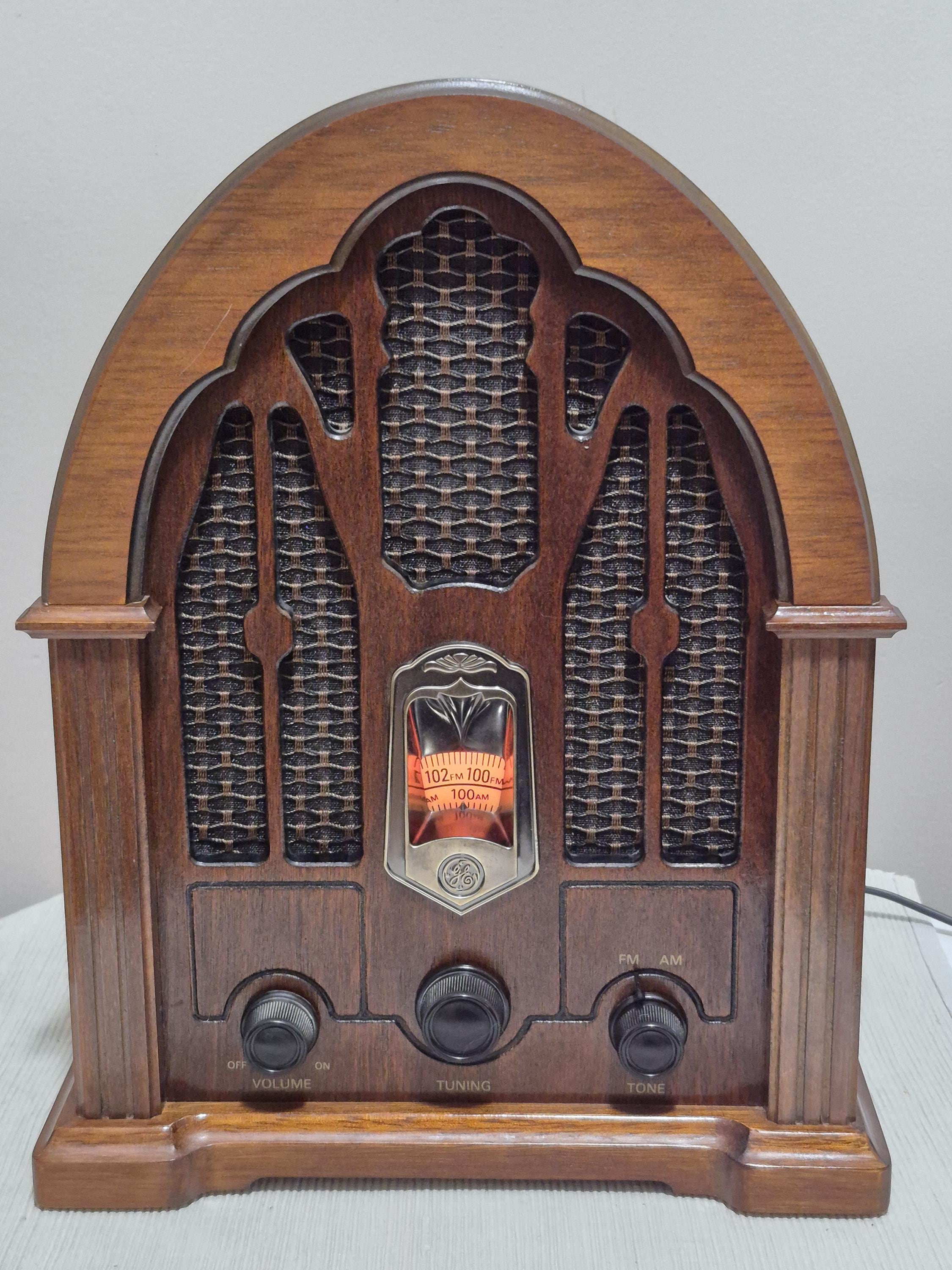 Vintage GE General Electric Model 7-4100JA Retro Cathedral AM FM