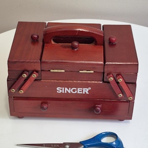 【中古】「非常に良い」Singer's Tool Box Vintage Singer Accordion Box Singer Sewing Box Singer Fold Out Box