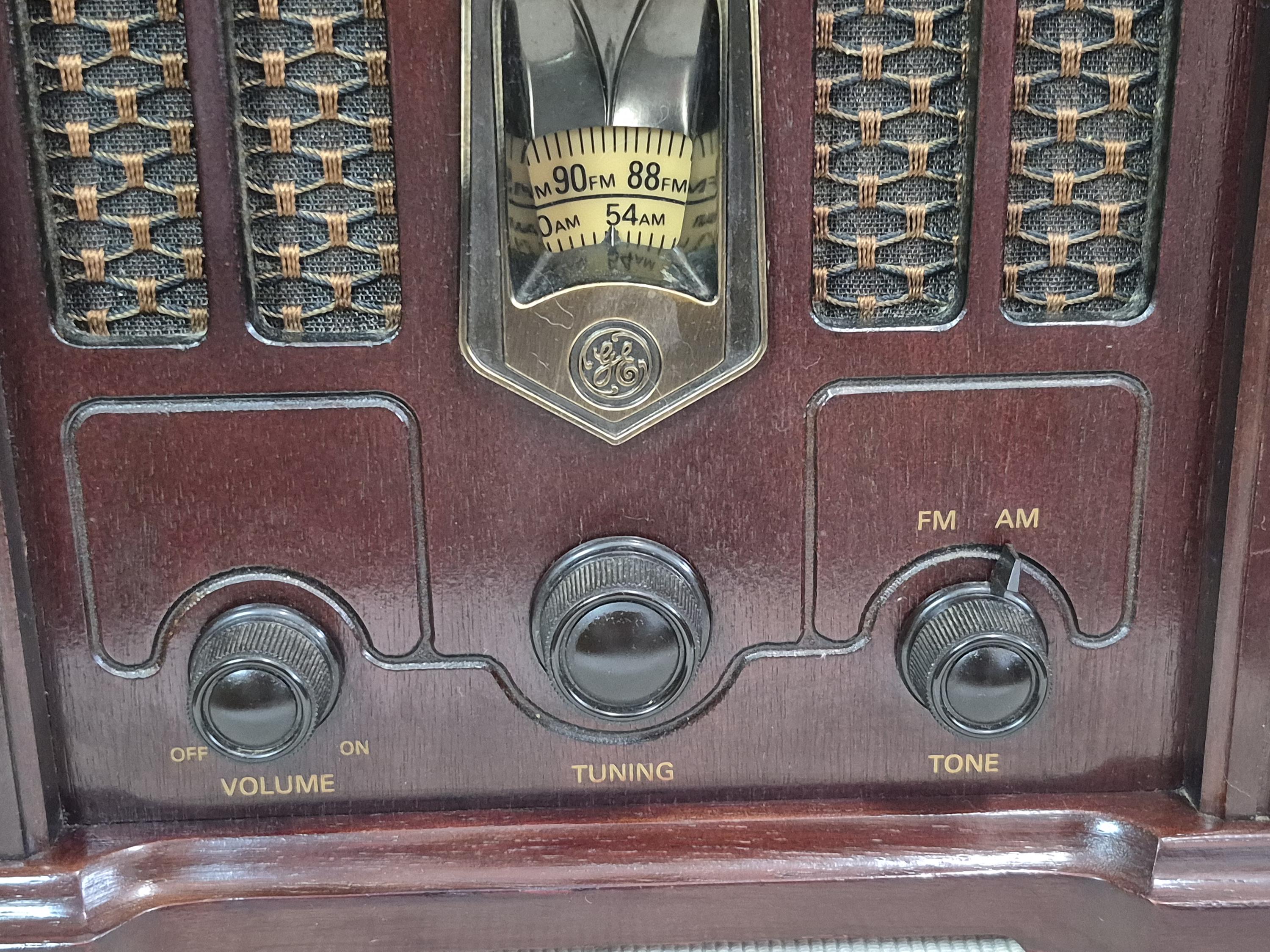 Vintage GE General Electric Model 7-4100JA Retro Cathedral AM FM