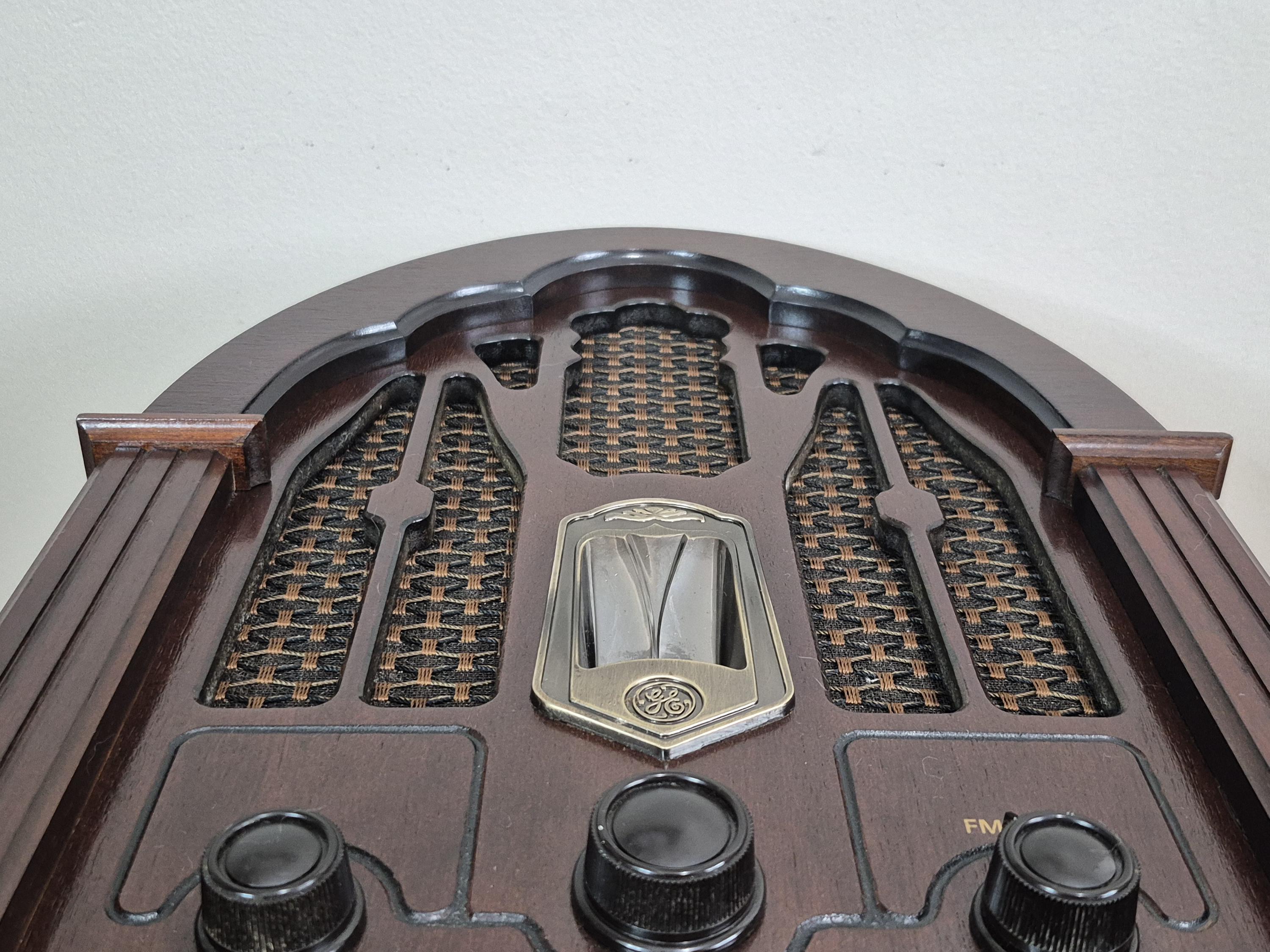 Vintage GE General Electric Model 7-4100JA Retro Cathedral AM FM