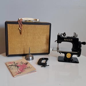 Máquina de coser Singer Sewhandy 20 vintage de 1950 con estuche y llave.