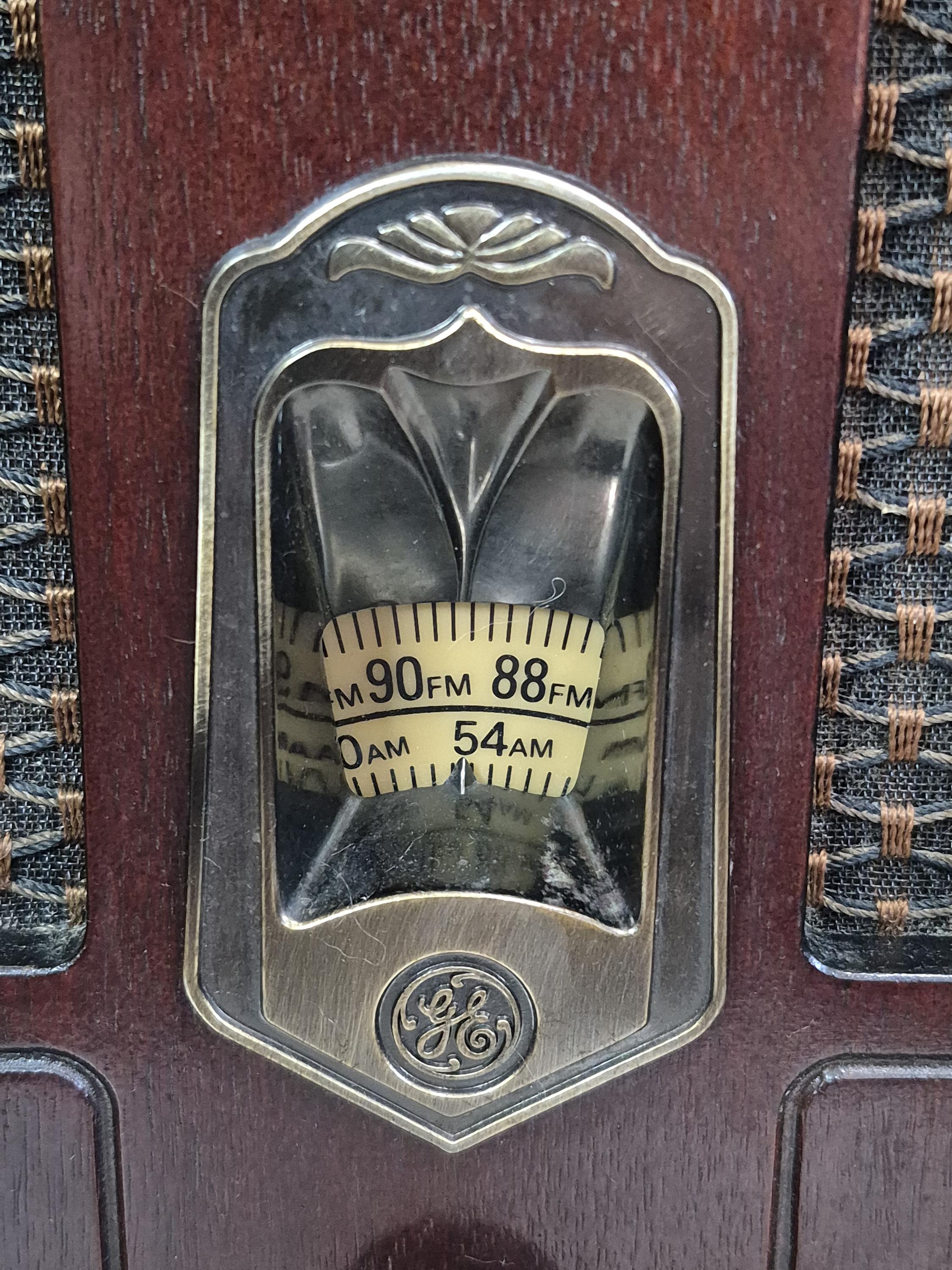 Vintage GE General Electric Model 7-4100JA Retro Cathedral AM FM