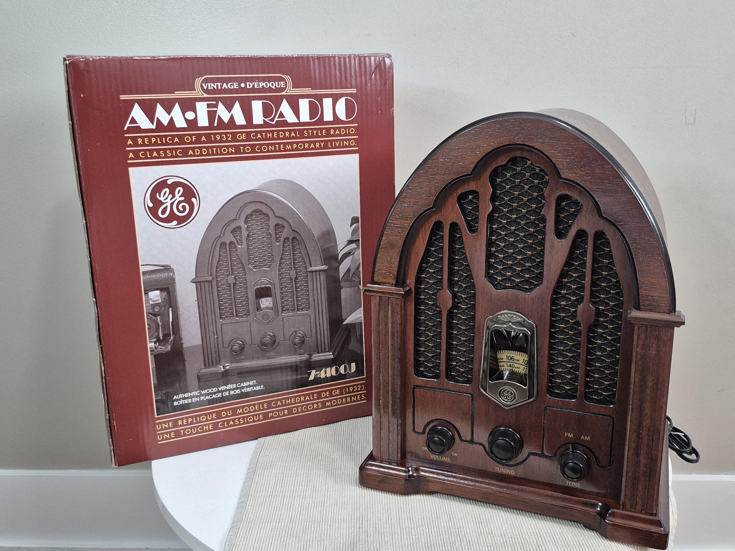 Vintage GE General Electric Model 7-4100JA Retro Cathedral AM FM