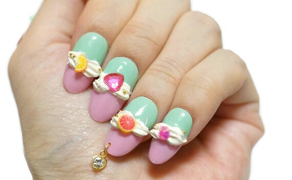 フェイクスイーツネイルネイルピアスパステルカラーネイル春ネイル夏ネイルお菓子のネイルジェルコートジェルネイル Etsy 日本