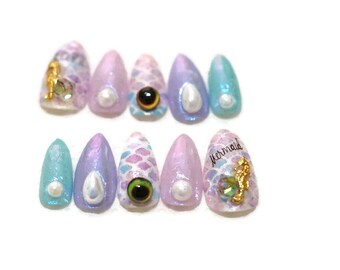 Stiletto nails, mermaid nails, mood ring, color change nails, pointy nails, Harajuku, pastel nail, pastel fashion, holographic nails, kawaii