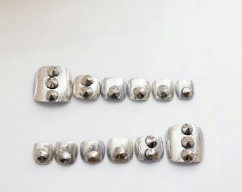 Mirror nails, toe nails, chrome nails, studs nail, rivet nails, pedicure, Japanese nail art, Japanese 3D nail, punk nails, sexy toes,