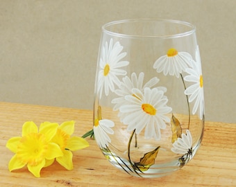 Hand painted daisies stemless wine glass / Personalized / White daisy flowers / Garden lover / Spring floral blooms glass