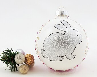 Süßer Hase Ornament - Handbemalte Glaskugel - Baby Mädchen Geschenk - Baby Junge Geschenk - Personalisierter Weihnachtsschmuck