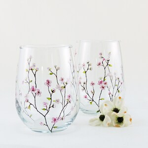 桜のステムレスワイングラス / 手描きの花柄ガラス製品 / パーソナライズ / お母さんへのギフト / ピンクの花のワイングラス / 2 個セット