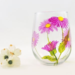 Bicchiere da vino senza stelo dipinto a mano con margherita viola Aster: design floreale personalizzato