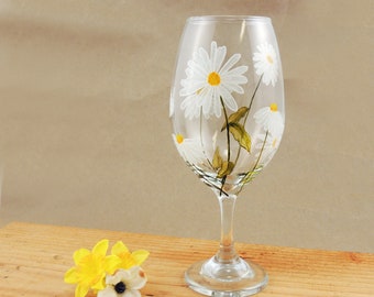 Hand painted daisies large stemmed wine glass / Personalized / White daisy flowers / Garden lover / Spring floral blooms glass