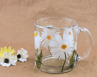 Hand painted daisies mug / Personalized glass coffee or tea cup / White daisy flowers / Garden lover / Spring floral blooms glass