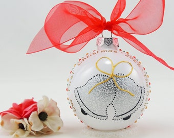 Unsere erste Weihnachtsglocken handbemalt Ornament - personalisierte Glaskugel - Hochzeitsgeschenk - Brautschmuck