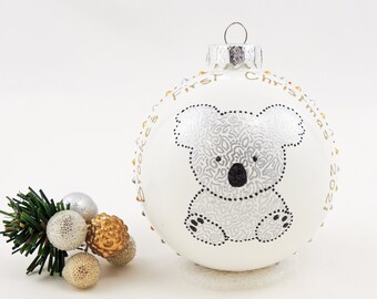 Koala Bär Baby weihnachtsschmuck - Handbemalte personalisierte Glaskugel - Süßes Koala Geschenk - Neues Baby Geschenk