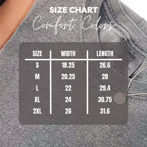 K&ouml;nnte beinhalten: Gr&ouml;&szlig;entabelle f&uuml;r Comfort Colors T-Shirts, mit den Ma&szlig;en f&uuml;r Breite und L&auml;nge in Zoll f&uuml;r die Gr&ouml;&szlig;en S, M, L, XL und 2XL.