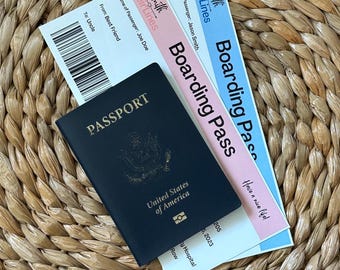 Puede incluir: Un pasaporte azul con las palabras "United States of America" en la portada. El pasaporte está sobre dos tarjetas de embarque para Smith Heir Lines. Las tarjetas de embarque son rosa y azul y tienen las palabras "Boarding Pass" impresas en ellas.