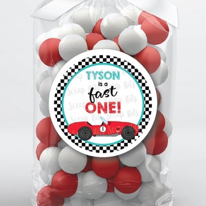 Naklejki na imprezę urodzinową Fast One Racing i torby na smakołyki, czerwony samochód wyścigowy na pierwsze urodziny, spersonalizowane etykiety lub metki z upominkami na pierwsze urodziny