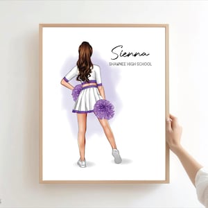 Könnte beinhalten: Eine gerahmte digitale Illustration einer Cheerleaderin von hinten, die eine weiß-lila Uniform mit passenden Pompons trägt. Der Text lautet Sienna und SHAWNEE HIGH SCHOOL. Die Figur hat langes braunes Haar und steht vor einem weißen Hintergrund.