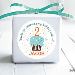 Grazie per aver festeggiato con me, numero di cupcake. Adesivi di compleanno. Adesivi o etichette di bomboniere personalizzate. 3 dimensioni
