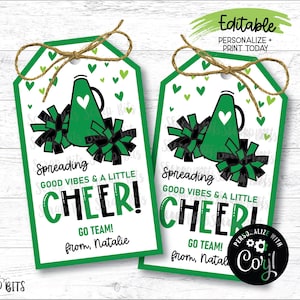 Etichette per cheerleader MODIFICABILI, diffondere buone vibrazioni e un po' di allegria, etichette per il giorno della partita, etichette per sacchetti di dolcetti stampabili verdi e nere, megafono con pompon