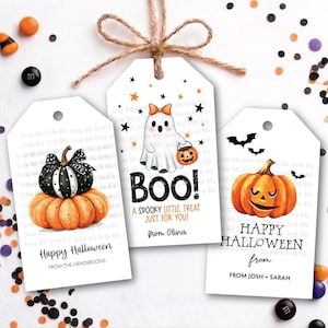 Könnte beinhalten: Drei weiße, rechteckige Geschenkanhänger mit abgerundeten oberen Ecken und Juteschnur. Der erste Anhänger zeigt gestapelte Kürbisse und den Text Happy Halloween. Der zweite zeigt ein Gespenst mit Kürbiseimer und den Text Boo! A SPOOKY LITTLE TREAT JUST FOR YOU! FROM OLIVIA. Der dritte Anhänger zeigt einen Kürbiskopf, Fledermäuse und den Text HAPPY HALLOWEEN FROM JOSH + SARAH.