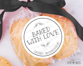 Puede incluir: Una pegatina redonda blanca con texto negro que dice "Baked with Love" y un pequeño diseño floral. La pegatina está colocada en una bolsa de plástico transparente llena de dos productos horneados de color marrón claro.