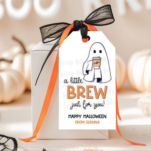 Halloween Kaffeeanhänger, ein kleines Gebräu nur für dich, Geist mit Tasse, Geschenkanhänger für Lehrer, Coworker, Barista, personalisierte gedruckte Anhänger