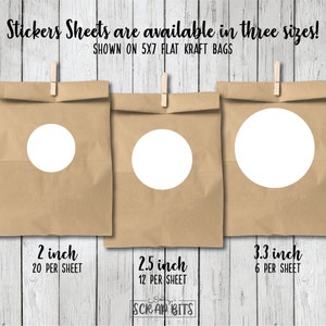 Op de afbeelding: Drie bruine papieren zakken met witte cirkels erop. De cirkels zijn van verschillende groottes: 5 cm, 6,3 cm en 8,4 cm. De tekst onder elke zak geeft de grootte van de cirkel en het aantal stickers per vel aan. De tekst luidt ook: "Stickers Sheets are available in three sizes! Shown on 5x7 flat kraft bags" en "Scrap Bits".