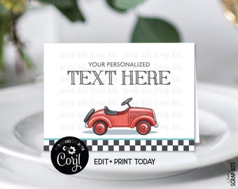 Könnte beinhalten: Eine rechteckige Karte mit einer Illustration eines roten Spielzeugautos im Vintage-Stil über einem schwarz-weiß karierten Rand. Der Text YOUR PERSONALIZED TEXT HERE ist in dunkelgrauer Schrift gehalten, mit einem runden Logo in der Ecke.