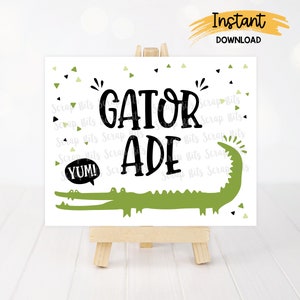 Może przedstawiać: Drukowana tabliczka z zielonym aligator i tekstem "Gator Aide" w kolorze czarnym. Aligator trzyma dymkę z napisem "Pycha!" w kolorze zielonym.