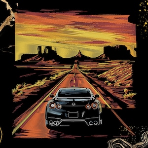 Puede incluir: Un coche deportivo negro conduciendo por una larga carretera desértica al atardecer. La escena muestra una carretera que se extiende hacia formaciones rocosas distantes bajo un cielo naranja y amarillo vibrante. El coche se ve desde atrás.