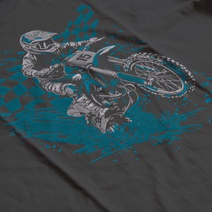 Puede incluir: Un dise&ntilde;o gr&aacute;fico gris que presenta a un piloto de motocross en una motocicleta. El piloto lleva casco y equipo de carrera. El dise&ntilde;o incluye detalles en azul y un elemento de bandera a cuadros, sugiriendo velocidad y competici&oacute;n.