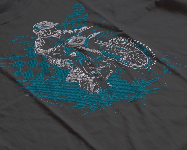 Puede incluir: Un dise&ntilde;o gr&aacute;fico gris que presenta a un piloto de motocross en una motocicleta. El piloto lleva casco y equipo de carrera. El dise&ntilde;o incluye detalles en azul y un elemento de bandera a cuadros, sugiriendo velocidad y competici&oacute;n.