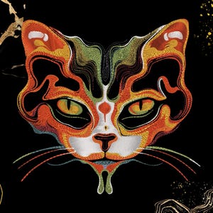 Könnte beinhalten: Stilisierte Katzenkopf-Illustration in Orange, Gelb, Grün und Schwarz. Das Design zeigt ein fließendes, gesticktes Muster. Der Hintergrund ist schwarz mit goldenen Akzenten.