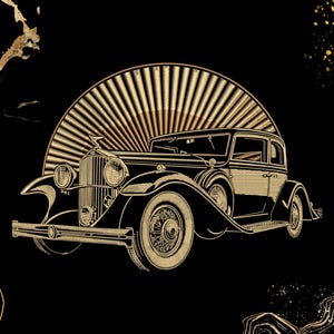 Puede incluir: Ilustración art déco de un coche antiguo en negro y dorado. El coche está detallado con faros, un radiador y ruedas de radios. Un diseño de rayos de sol dorado está detrás del coche, sobre un fondo negro con acentos dorados.