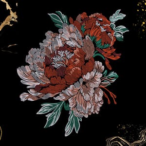 Op de afbeelding: Een geborduurd bloemmotief met een grote pioenroos in tinten roest, grijs en wit, met groene accenten op de bladeren. Het ontwerp is geplaatst tegen een zwarte achtergrond met gouden decoratieve elementen.