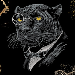 Op de afbeelding: Gedetailleerde illustratie van een zwarte panter met een monocle en een vlinderdas op een zwarte achtergrond. De gele ogen van de panter en de zilveren monocle vallen op. De vlinderdas is wit met zwarte details.