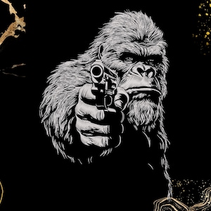 Puede incluir: Ilustración en blanco y negro de un gorila sosteniendo una pistola, con el cañón apuntando hacia adelante. El gorila tiene pelaje detallado, sobre un fondo negro con detalles dorados.
