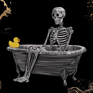 Könnte beinhalten: Schwarz-Weiß-Illustration eines Skeletts, das in einer Badewanne mit Löwenfüßen und einer gelben Quietscheente entspannt. Das Skelett sitzt aufrecht, die Knochenbeine ausgestreckt. Der Hintergrund ist schwarz mit goldenen Akzenten.