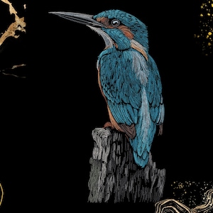 Puede incluir: Un diseño de bordado detallado de un martín pescador posado sobre un tocón de árbol texturizado. El ave presenta hilos de colores azul y naranja vibrantes sobre un fondo negro sólido, con elementos decorativos abstractos en color dorado.