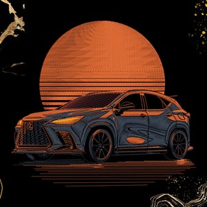 Puede incluir: Diseño bordado de un SUV azul y naranja contra un fondo de puesta de sol. El coche está detallado con ruedas negras y detalles en naranja. El fondo es negro con elementos decorativos dorados y blancos.