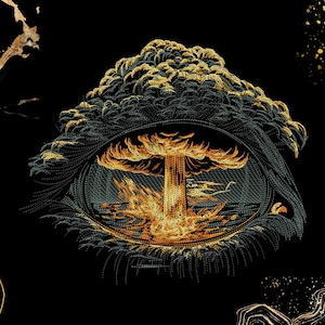 Może przedstawiać: Haftowany wzór przedstawiający oko ze szczegółowym przedstawieniem eksplozji grzyba w tęczówce. Projekt wykorzystuje złote, czarne i szare nici na czarnym tle. Ogólnym tematem jest apokalipsa.