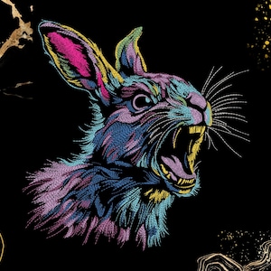 Könnte beinhalten: Eine Stickerei eines Kaninchenkopfes auf schwarzem Hintergrund. Das Kaninchen ist mit geöffnetem Maul und sichtbaren Zähnen dargestellt und wurde mit leuchtend farbigen Fäden in Pink-, Blau-, Gelb- und Violetttönen gestickt.
