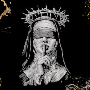 Op de afbeelding: Zwart-wit illustratie van een persoon met een blinddoek en een doornenkroon, met een vinger op de lippen. De afbeelding heeft een donkere, gotische esthetiek met gouden accenten op een zwarte achtergrond.