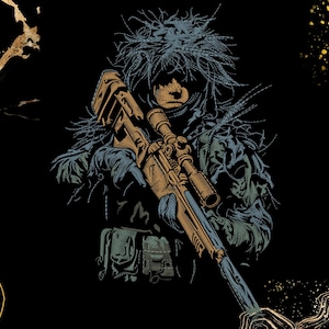 Puede incluir: Ilustración de una persona camuflada sosteniendo un rifle de francotirador. El rifle es de color beige y azul, con una mira telescópica. La persona lleva un traje de camuflaje y un traje ghillie. El fondo es negro con detalles dorados.
