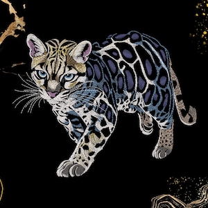 Może przedstawiać: Wyszywany obraz idącego ocelota z niebieskimi oczami, na czarnym tle. Ocelot ma szczegółowy wzór czarnych, niebieskich i brązowych oznaczeń. Złote i brązowe abstrakcyjne kształty znajdują się w tle.