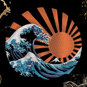 Puede incluir: Un parche circular bordado que presenta un gran sol naranja con rayos radiantes detrás de una ola oceánica estilizada en azul y blanco. Un pequeño pico de montaña blanco es visible en la base del sol sobre un fondo negro sólido.