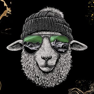 Pode incluir: Ilustração detalhada de uma ovelha usando um gorro de malha cinza e óculos de sol de aviador. Os óculos de sol refletem uma paisagem montanhosa com um tom verde. A ovelha está em um fundo preto com detalhes dourados.